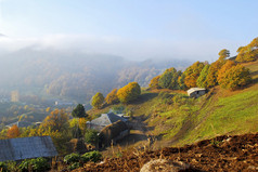 秋季景观与山村庄的房子里