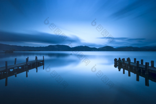 两个木码头和<strong>碧蓝</strong>的湖水日落和天空反射