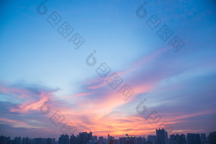 在晚上和广州的城市天际线的火红云朝霞晚霞图片-包图网企业站
