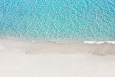 美丽的白色沙滩和热带绿松石蓝色的大海。从上面查看