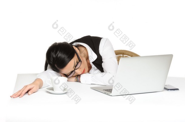 无聊的年轻女商人同时使用 laptop.isolated 白色衬底上有问题