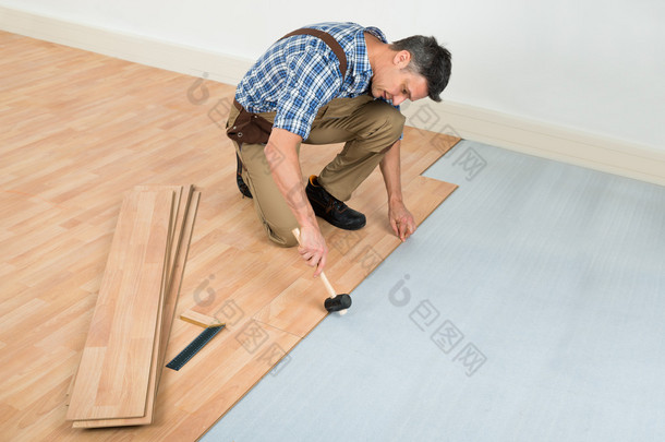 木匠安装复合地板
