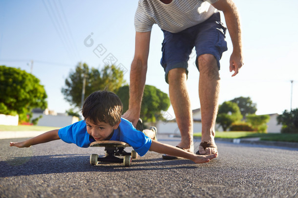 学习<strong>玩滑板</strong>的男孩