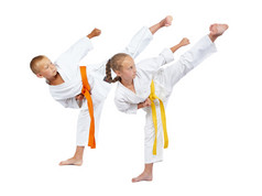两个孩子在 karategi 跳动洋子杰瑞