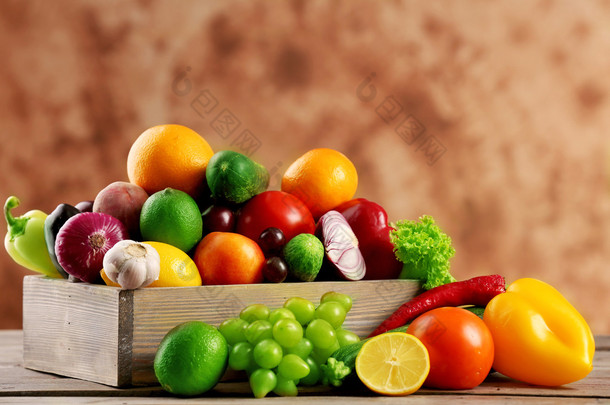 新鲜水果和蔬菜放在箱子里木制的桌子上堆关闭