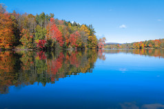 秋天的颜色倒映在湖面上