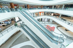 现代购物中心的内部