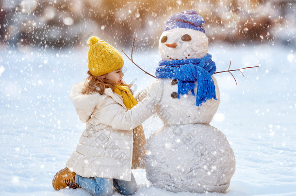 女孩玩堆雪人