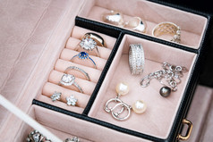 与白色黄金和银戒指，耳环，吊坠与珍珠珠宝盒。奢华珠宝的集合.