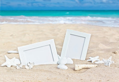 与两个相框沙滩上的沙子的海景