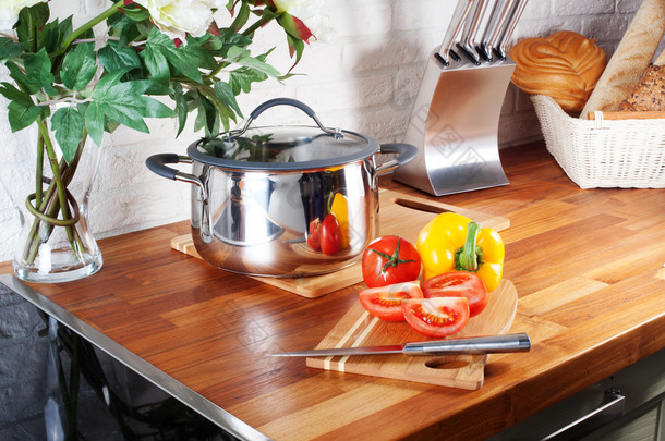 西红柿在木板上的刀厨房台面、 室内、 锅、 滚刀、 炊具