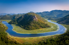 黑山的山间河流 Crnojevica 峡谷观