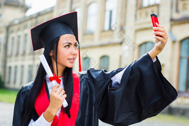 女大学<strong>毕业</strong>生获得智能手机拍照<strong>合影</strong>