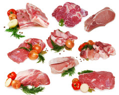 生肉。不同的猪肉和牛肉片，白色背景上孤立的集合