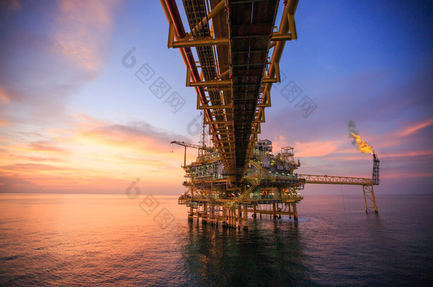生产石油和天然气、 石油和天然气工业和辛勤工作的海上施工平台、 生产平台和操作过程的手动和自动功能.