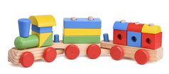 五颜六色的木制玩具火车，白色隔离