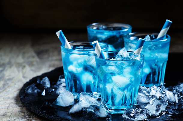 加碎冰<strong>蓝色</strong>鸡尾酒