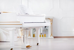 白色的钢琴站在优雅的室内的殿堂