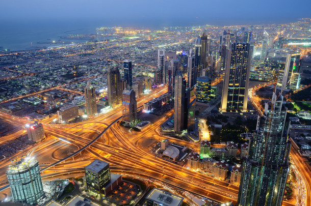 <strong>迪拜</strong>世界贸易中心的摩天大楼的空中<strong>夜景</strong>