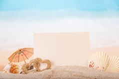 与海贝壳，心在海滩上的沙子的空白卡.