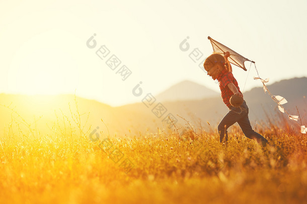 快乐的<strong>小女孩</strong>，夏天带着风筝在草地上<strong>奔跑</strong>