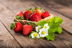 草莓。木材的背景上的草莓。红色的草莓 str