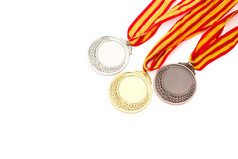 组的金银牌和铜牌奖奖牌在白色背景上