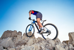 骑自行车的人在岩石山骑自行车落山
