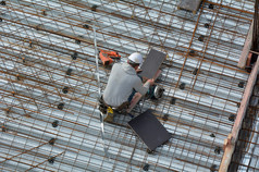 屋顶的建筑工人在施工现场工作