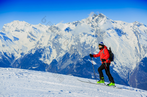 滑雪旅游人时在瑞士阿尔卑斯山日出登顶.