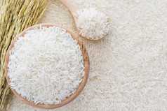 白米饭的碗和一袋，一个木勺和水稻植株上白米饭背景，顶视图