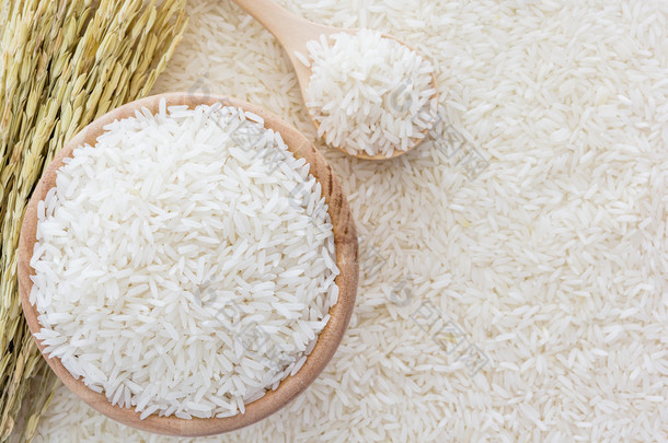 白<strong>米饭</strong>的碗和一袋，一个木勺和水稻植株上白<strong>米饭</strong>背景，顶视图
