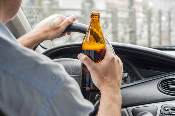 运输、 酒精、 车辆和人们的观念-封闭的男子饮酒驾驶的车