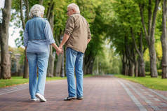快乐成熟的男人和女人在一起去散散步