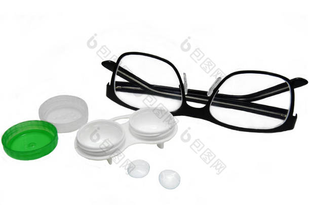 白色背景上的眼镜和<strong>隐形眼镜</strong>容器