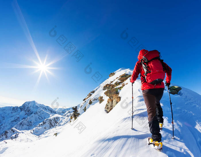 极端的冬季运动︰ 登山者在阿尔卑斯山的雪峰顶部。概念︰ 测定、 成功，勇敢.