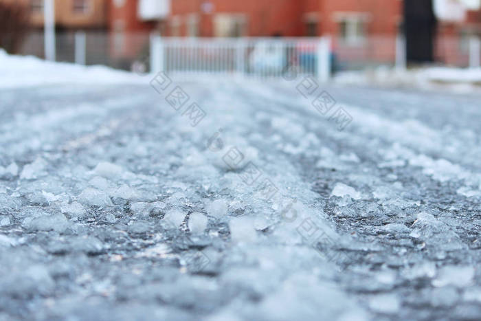 道路解冻后, 霜冻覆盖着湿滑的冰结冰.