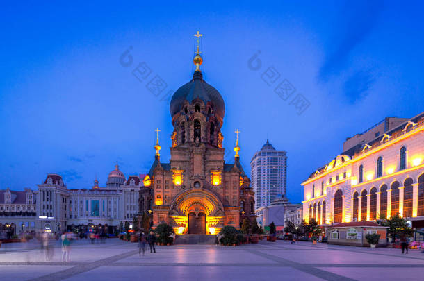 哈尔滨圣索菲亚大教堂在夜间从广场