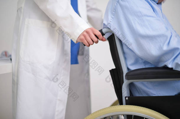 护士<strong>推</strong>病人<strong>轮椅</strong>