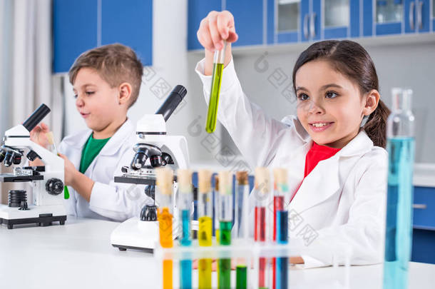 孩子们在化学实验室