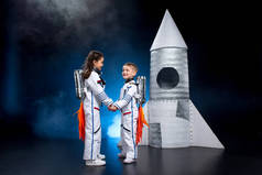 孩子们玩耍的宇航员
