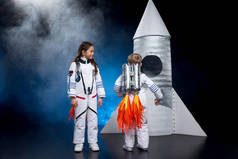 孩子们玩耍的宇航员