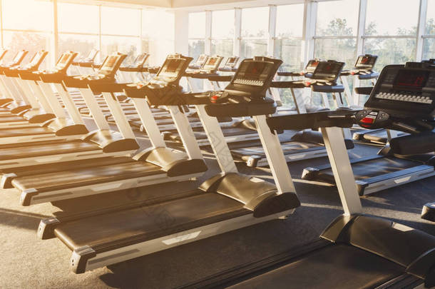 现代健身房室内设备，跑步机健身有氧运动训练