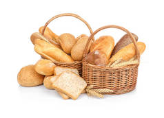 柳条篮与新鲜的面包