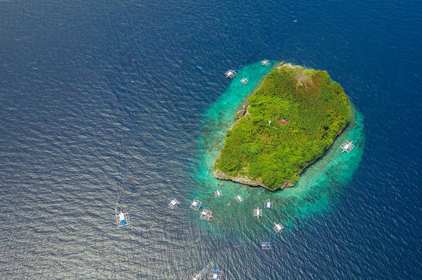 游客在美丽清澈的海水水落在奥斯洛布，菲律宾宿雾市附近的苏密隆碧海<strong>岛屿</strong>海滩游泳沙滩的鸟瞰图。-增强颜色处理.