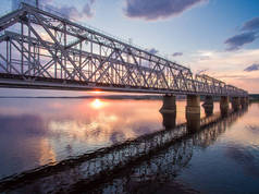 铁路桥梁横跨伏尔加河在日落的美丽鸟瞰图