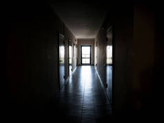 长长的黑走廊带到公寓门
