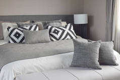 图形样式和灰色树荫枕头上，床上用品的经典颜色