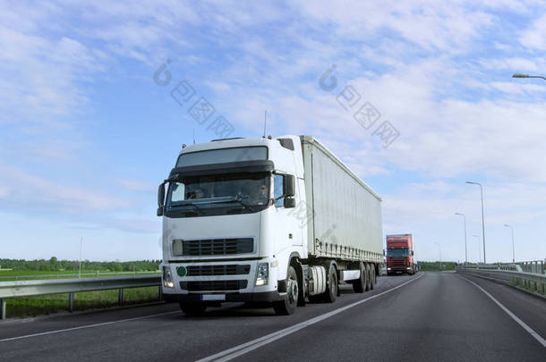 <strong>超速驾驶</strong>白色半卡车与货物拖车上 Highw 驱动器