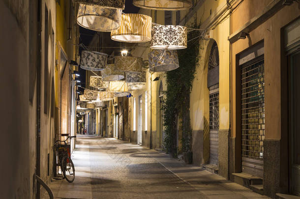 夜晚的城市意大利帕尔马队。创意夜景照明